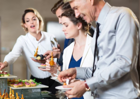 gente-negocios-si-mismos-snacks_1262-1699