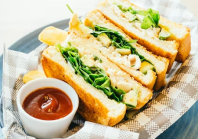 sandwich-aguacate-carne-pollo-papas-fritas_1203-9281