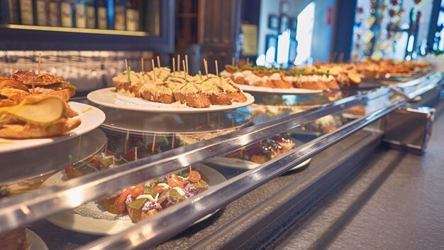 vista-angulo-alto-comida-mesa-restaurante_1048944-1979423