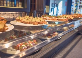 vista-angulo-alto-comida-mesa-restaurante_1048944-1979423