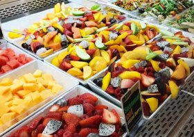 vista-angulo-alto-frutas-venta-mercado_1048944-27839388