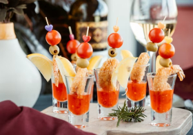 camarones-fritos-crujientes-servidos-vasos-chupito-salsa-chile-dulce-limon_140725-5795_1