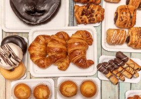 conjunto-productos-dulces-recien-horneados-palmas-chocolate-rosquillas-variadas-croissants-mantequilla-napolitanos-muffins-rellenos_449839-13708