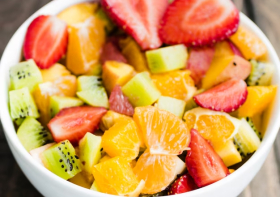 ensalada-frutas-coloridas-tazon_23-2148196331