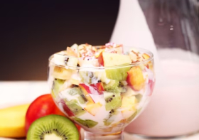 ensalada-frutas-yogurt_144627-34422