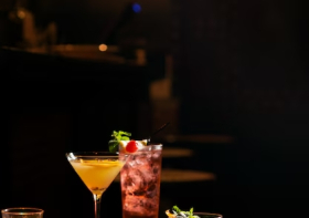 tres-copas-coctel-sirven-mesa-bar_126740-78