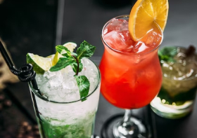 variedad-cocteles-alcohol-dulce-diferentes-vasos-mojito-mai-tai-sexo-playa-vista-lateral-vertical_21