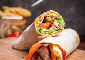 vista-lateral-shawarma-papas-fritas-utensilios-cocina_176474-3215